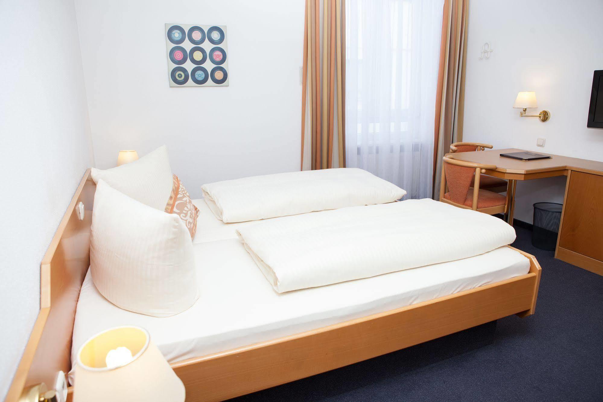 Hotel Am Ostpark Нойбиберг Экстерьер фото